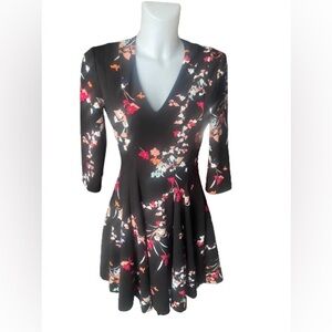 GUESS Long Sleeve V-Neck A-Line Skirt Black Floral 3/4 Sleeves Midi Dress Size 4